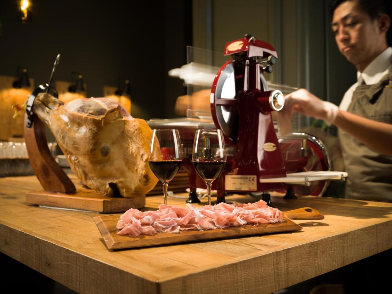 Omo7 Asahikawa By Hoshino Resorts Luaran gambar A prosciutto slicer