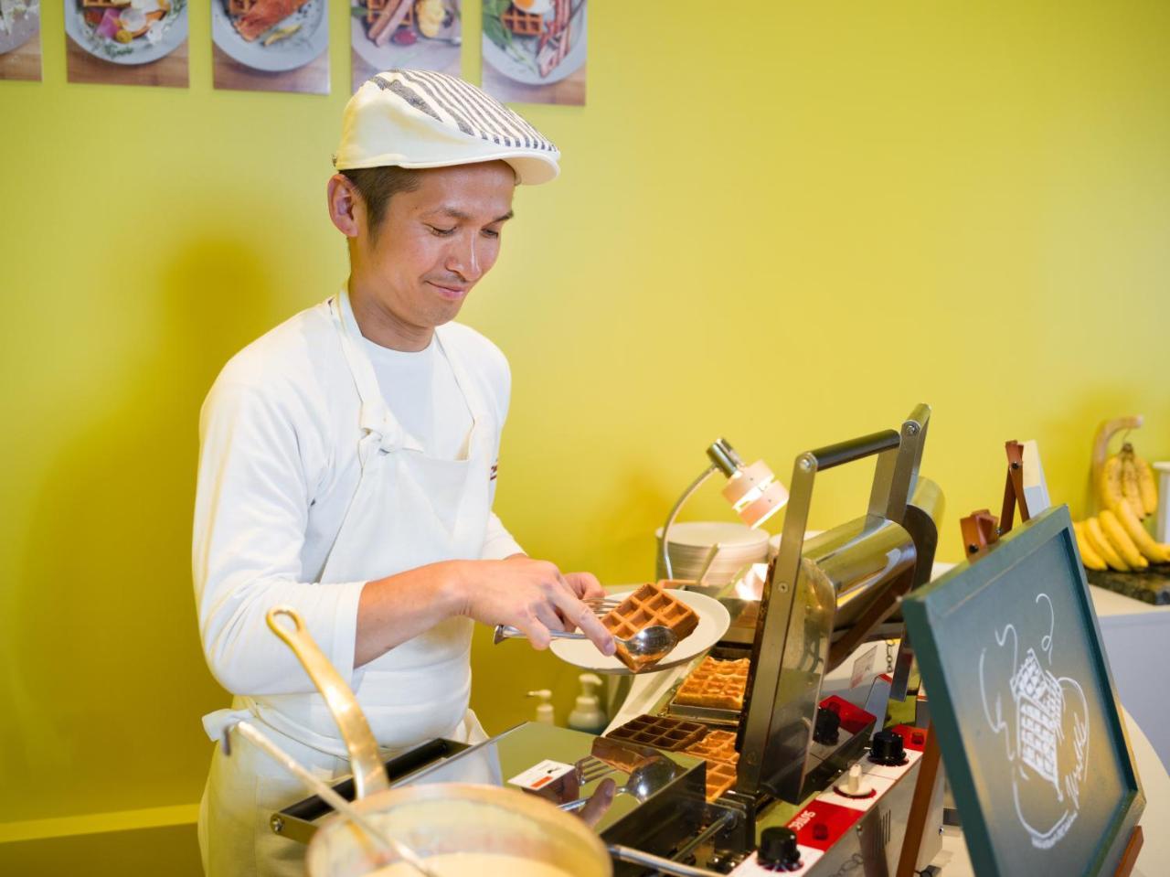 Omo7 Asahikawa By Hoshino Resorts Luaran gambar A chef preparing Belgian waffles