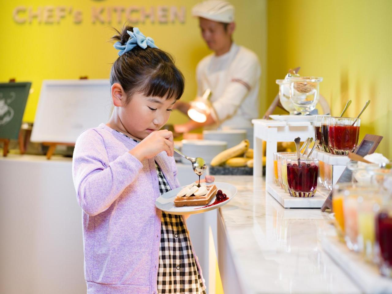 Omo7 Asahikawa By Hoshino Resorts Luaran gambar A child eating dessert