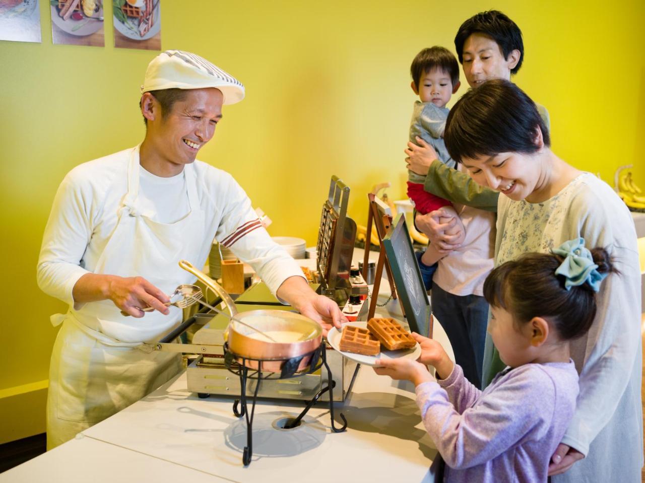 Omo7 Asahikawa By Hoshino Resorts Luaran gambar A family at a buffet